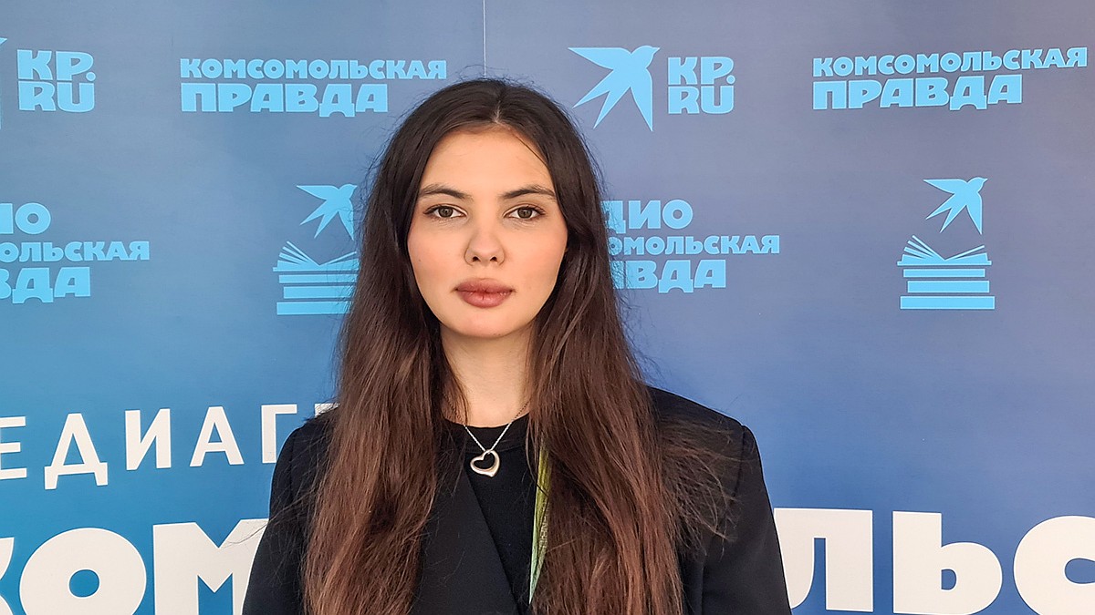 Маргарита Пиринен на фоне пресс-волла Комсомольской правды. Фото из публикации КП